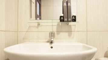 Kamer | Badkamer | Een douche, gratis toiletartikelen, handdoeken