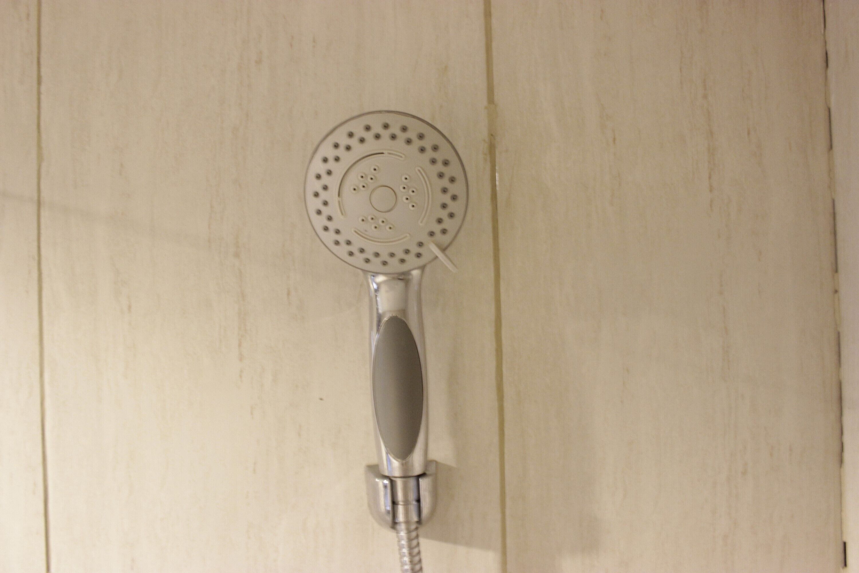 Eine an der Wand befestigte Duschbrause.