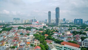 Une vue urbaine comprenant des immeubles résidentiels et deux gratte-ciel imposants.