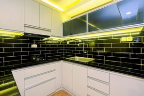 Phòng | Bếp riêng | Tủ lạnh, bếp nấu, máy rửa bát, dụng cụ nấu nướng/bát dĩa/dao nĩa 
