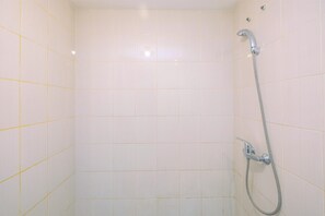 Kamar | Kamar mandi | Shower, perlengkapan mandi gratis,  dan handuk