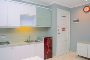 Room | Private kitchen | Fridge, stovetop, cookware/dishes/utensils - New Furnished 2BR at City Home MOI Apartment (Jakarta)