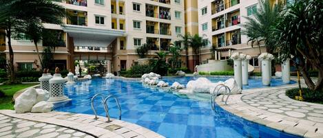 Hồ bơi ngoài trời