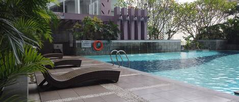 Una piscina al aire libre