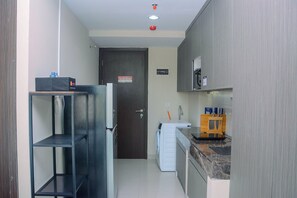 Habitación | Cocina privada | Frigorífico, placa de cocina y utensilios de cocina