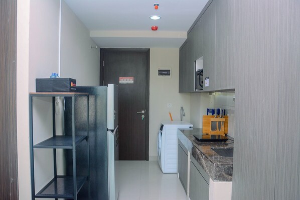 Room | Private kitchen | Fridge, stovetop, cookware/dishes/utensils