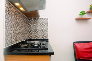 Zimmer | Eigene Küche | Kühlschrank, Herdplatte, Kochgeschirr/Geschirr/Besteck