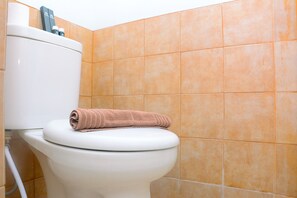 Kamer | Badkamer | Een douche, gratis toiletartikelen, handdoeken