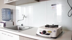 Eine Küche mit Spüle, Wasserspender und Gasherd.