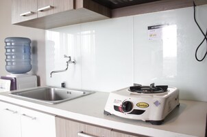 Habitación | Cocina privada | Frigorífico, placa de cocina y utensilios de cocina