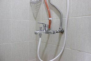 Zimmer | Badezimmer | Dusche, kostenlose Toilettenartikel, Handtücher