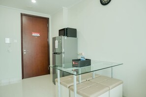Room | Private kitchen | Fridge, stovetop, cookware/dishes/utensils - New Furnished and Homey 3BR Green Sedayu Apartment (Jakarta)