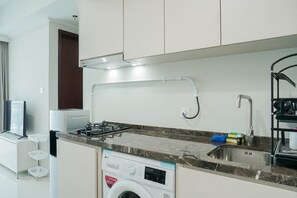 Room | Private kitchen | Fridge, stovetop, cookware/dishes/utensils - New Furnished and Homey 3BR Green Sedayu Apartment (Jakarta)