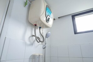 Chambre | Salle de bain | Douche, articles de toilette (gratuits), serviettes fournies