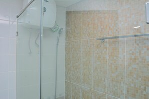 Habitación | Baño | Ducha, artículos de higiene personal gratuitos y toallas