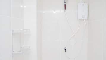 Kamar | Kamar mandi | Shower, perlengkapan mandi gratis, dan handuk