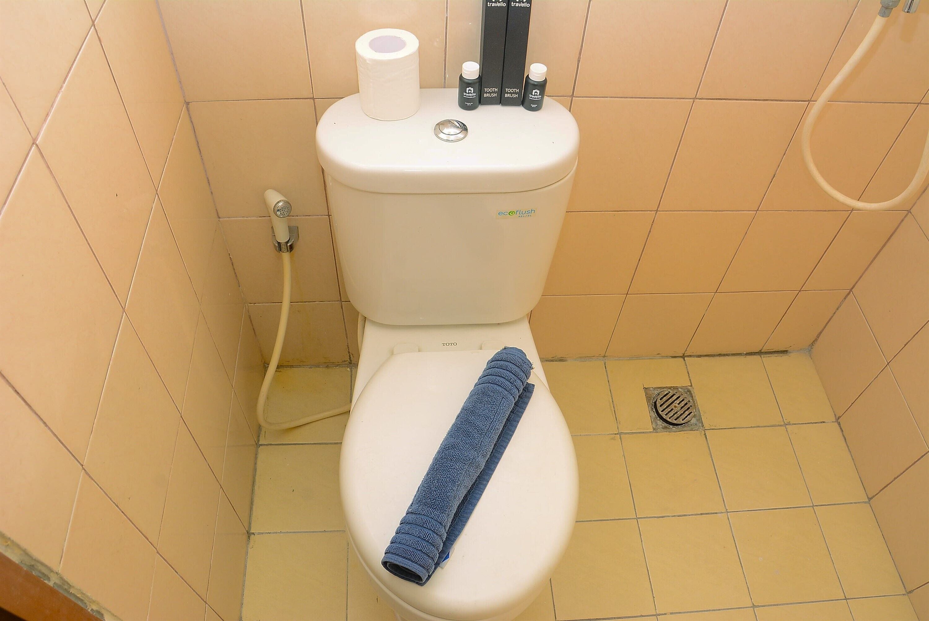 Room | Bathroom | Shower, free toiletries, towels