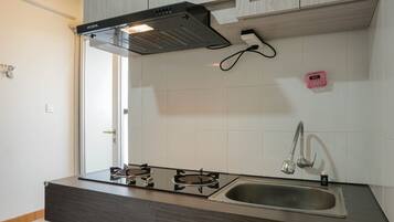 Room | Private kitchen | Fridge, stovetop, cookware/dishes/utensils