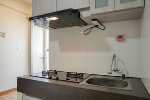 Private kitchen - Homey Studio at Sentraland Cengkareng Apartment near Airport (Jakarta)