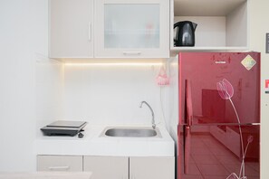 Room | Private kitchen | Fridge, stovetop, cookware/dishes/utensils