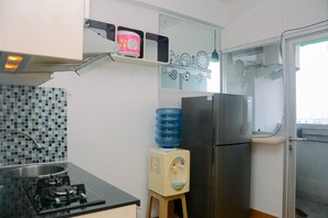 Habitación | Cocina privada | Refrigerador, parrilla de estufa y utensilios de cocina 