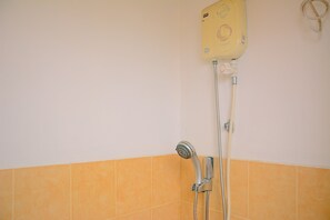 Værelse | Badeværelse | Bruser, gratis toiletartikler, håndklæder