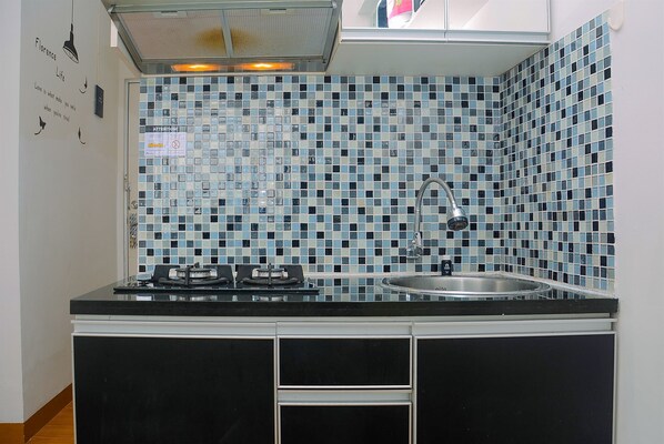 Værelse | Privat køkken | Køleskab, kogeplade, køkkentøj/tallerkener/redskaber