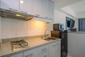 Room | Private kitchen | Fridge, stovetop, cookware/dishes/utensils - Brand New Studio Apartment at H Residence (Jakarta)