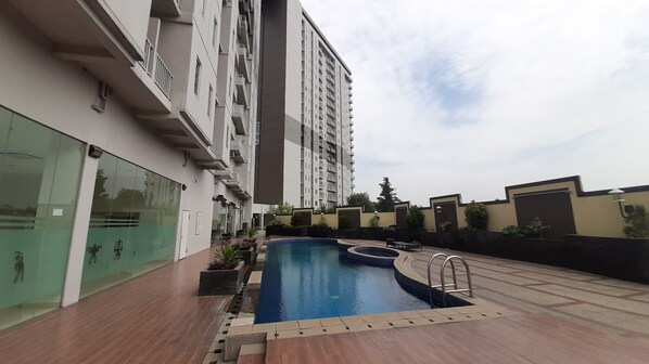 Outdoor pool - Fully Furnished with Cozy Design Studio Easton Park Apartment (South Tangerang)