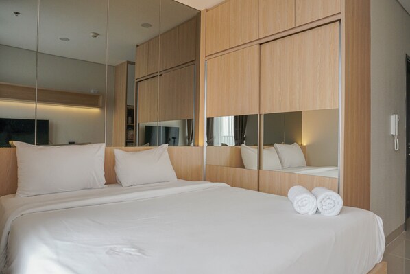 Room | Iron/ironing board, free WiFi, bed sheets - Fully Furnished with New Design Studio Ciputra International Apartment (Jakarta)