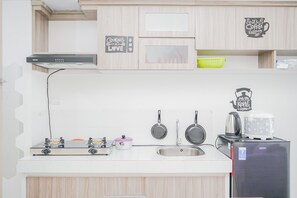 Room | Private kitchen | Fridge, stovetop, cookware/dishes/utensils - New Furnished and Homey 1BR at Silk Town Apartment (South Tangerang)