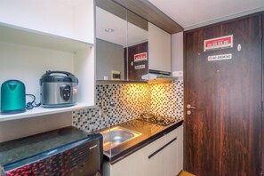 Free WiFi, bed sheets - Cozy and Best Studio Room Serpong Greenview Apartment (South Tangerang)