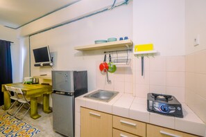 Private kitchen - Simply Minimalist Studio Serpong Green View Apartment (South Tangerang)