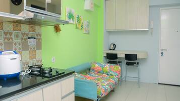 Room | Private kitchen | Fridge, stovetop, cookware/dishes/utensils