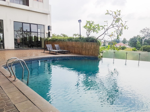 Outdoor pool - Modern Comfy 2BR Serpong Greenview Apartment (South Tangerang)