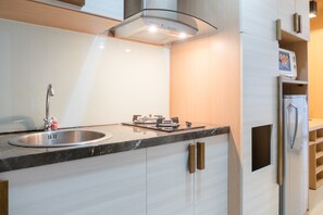 Room | Private kitchen | Fridge, stovetop, dishwasher, cookware/dishes/utensils - Comfy Studio At Dago Suites Apartment (Bandung)