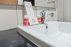 Room | Bathroom | Shower, free toiletries, towels