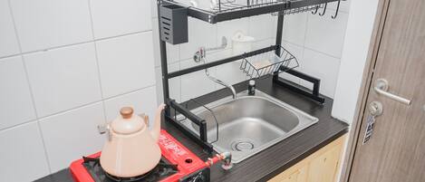 Room | Private kitchen | Fridge, stovetop, cookware/dishes/utensils