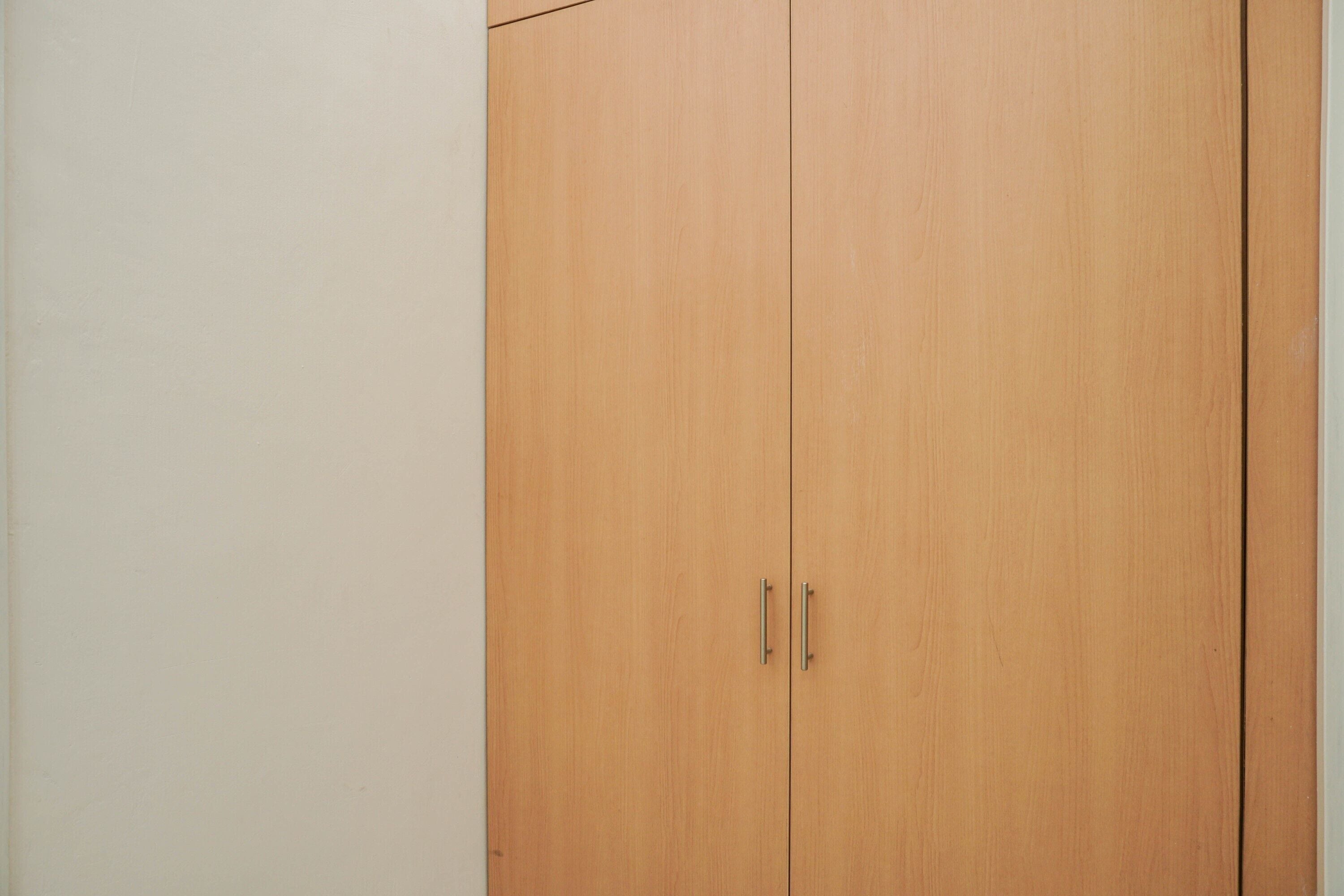 Une armoire en bois avec deux poignées.