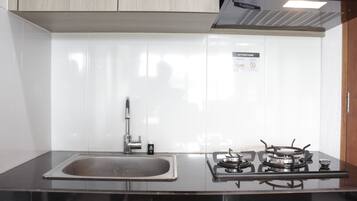 Zimmer | Eigene Küche | Kühlschrank, Herdplatte, Geschirrspüler, Wasserkocher