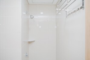 Zimmer | Badezimmer | Dusche, kostenlose Toilettenartikel, Handtücher