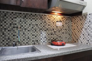 客房 | 私人厨房 | 冰箱、炉灶、洗碗机、厨具/餐具