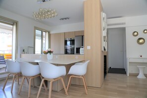 Jääkaappi, mikroaaltouuni, uuni, liesi