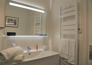 Ensemble douche/baignoire, sĂšche-cheveux, serviettes fournies