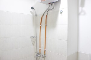 Habitación | Baño | Ducha, artículos de higiene personal gratuitos y toallas
