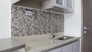 Habitación | Cocina privada | Refrigerador, parrilla de estufa y utensilios de cocina