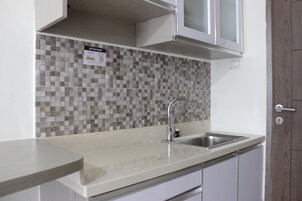 Refrigerador, placa de cocina, utensilios de cocina