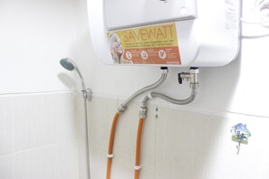 Chambre | Salle de bain | Douche, articles de toilette gratuits, serviettes fournies