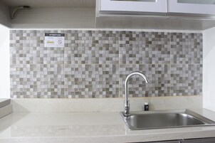 Refrigerador, placa de cocina, utensilios de cocina