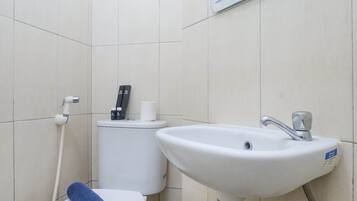 Quarto | Banheiro | Chuveiro, produtos de toalete grátis, toalhas de banho